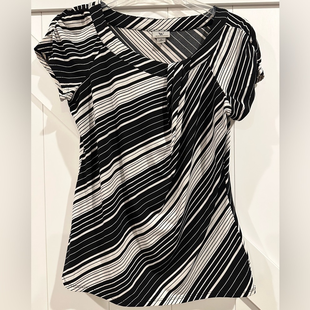 Black/white short sleeve top